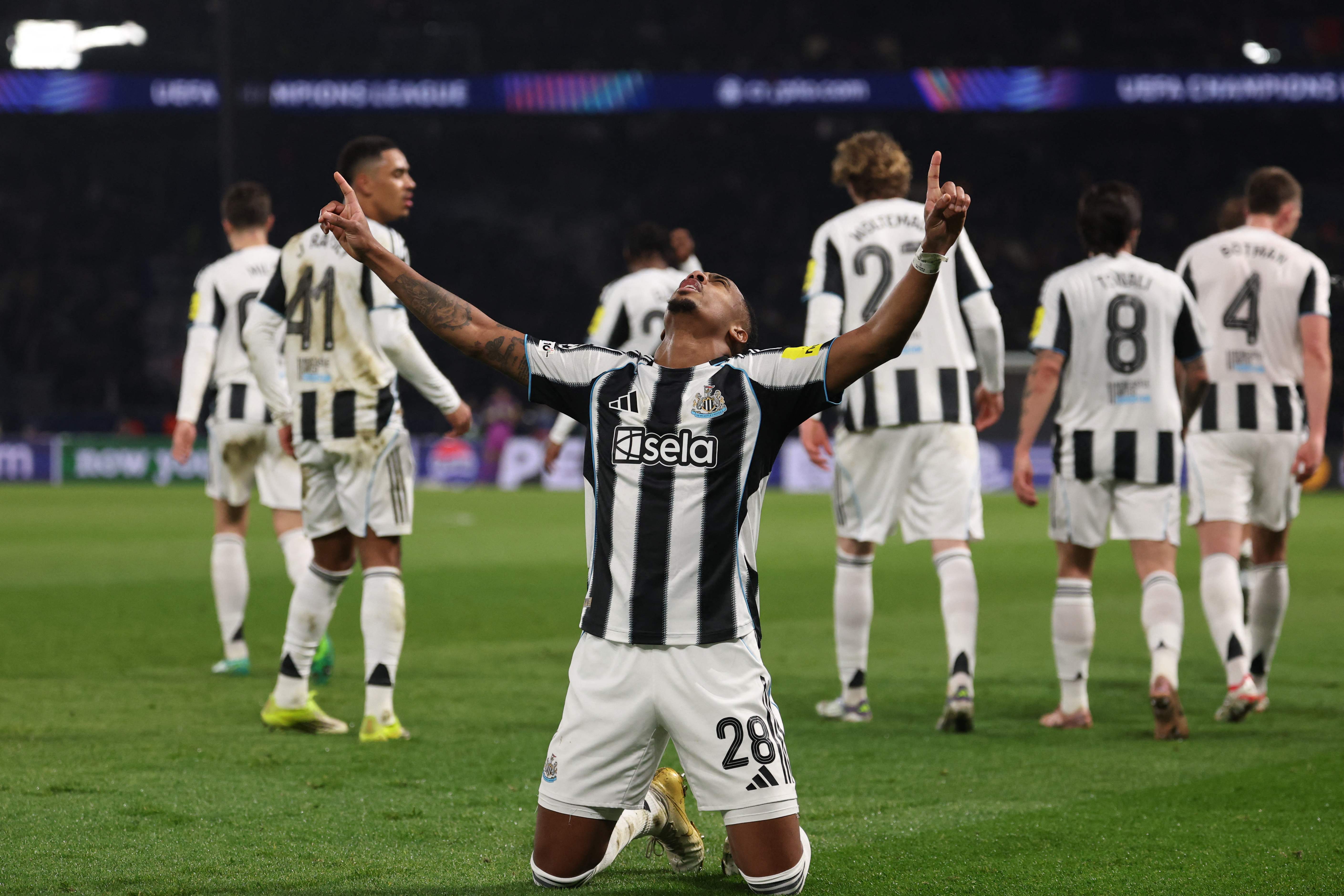 包含纽卡斯尔遭遇失利，桑迪西阵营救球有功的词条