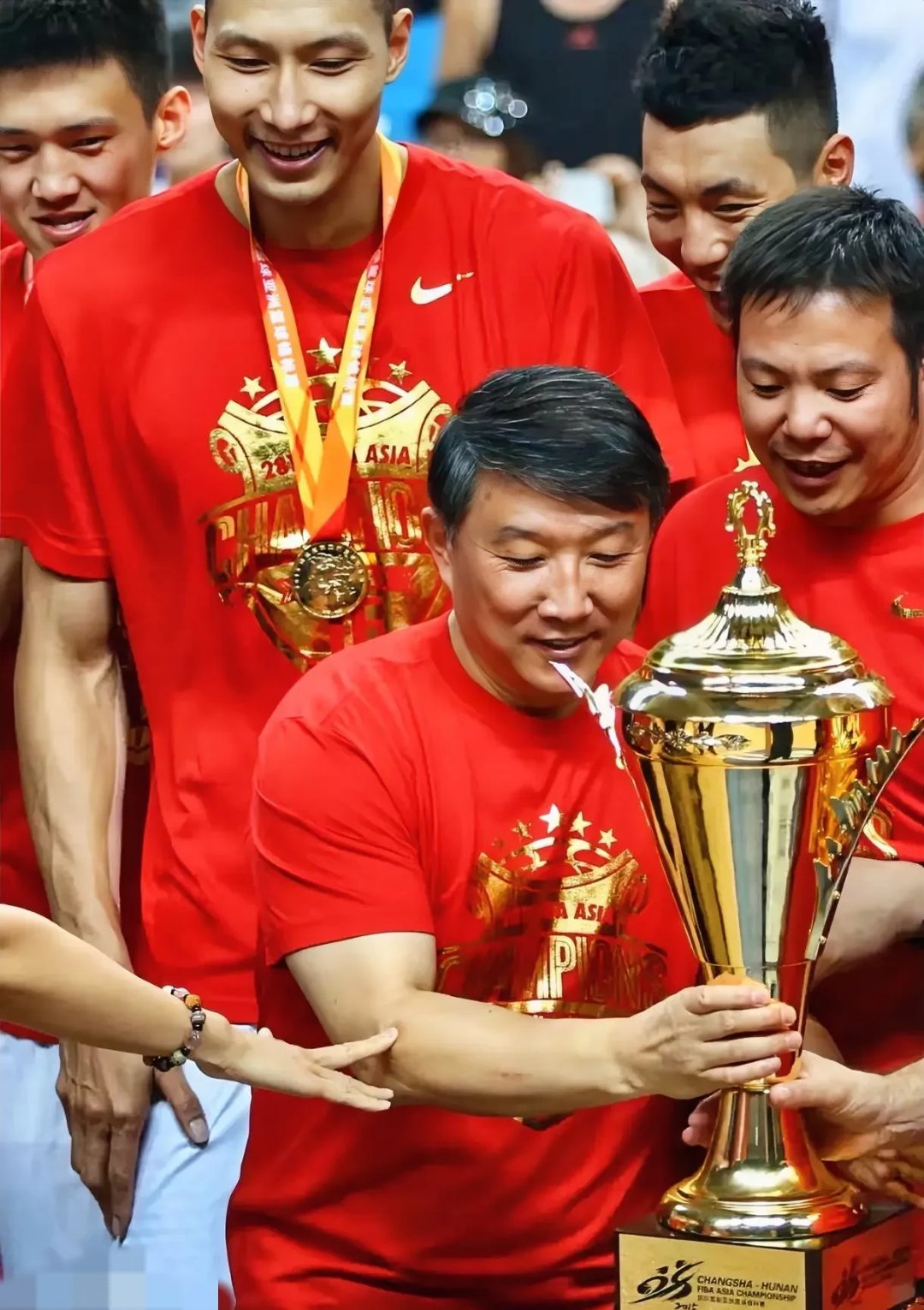 篮球联赛冠军争夺激烈，胜负难料的简单介绍