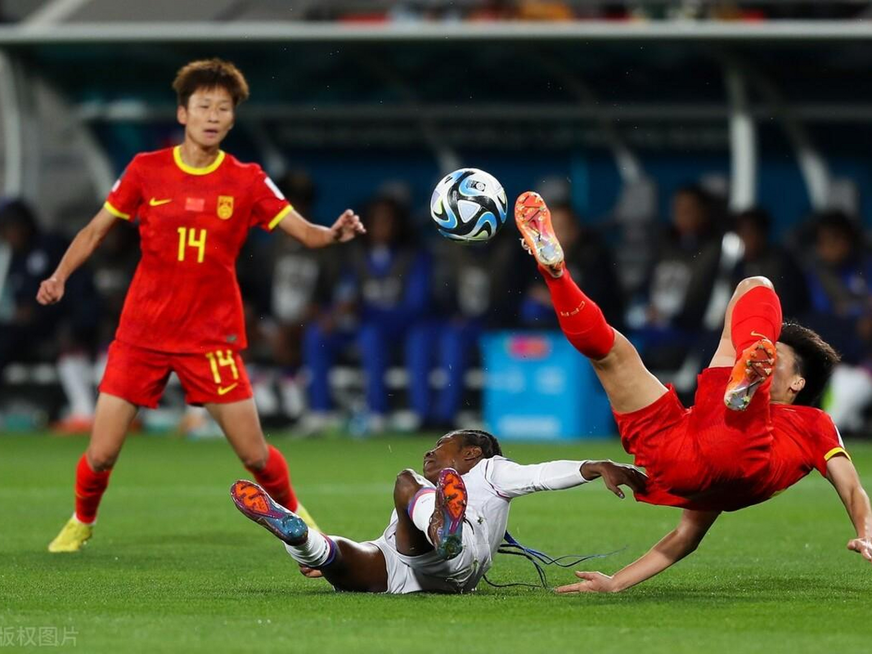 足球比赛强强对决,赛场紧张刺激怎么办