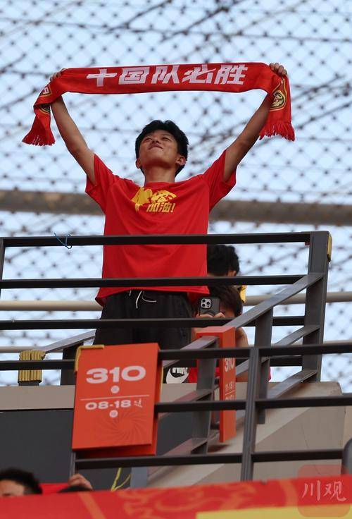 球员们在关键时刻展现出色的冷静和应变能力，赢得胜利的简单介绍