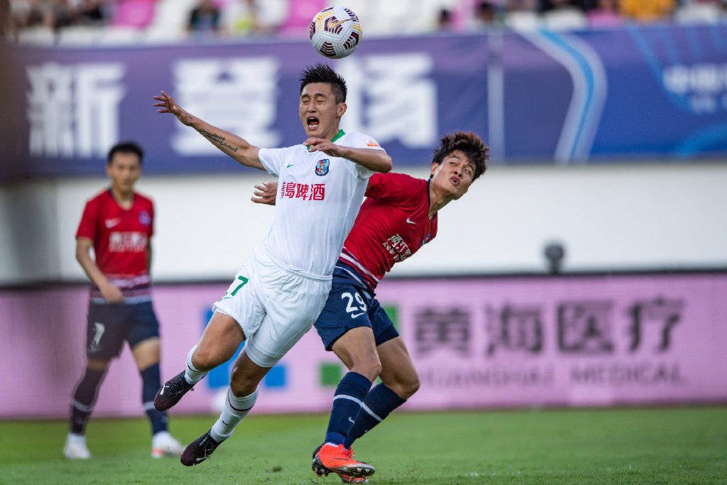 斗志昂扬，比赛前途未卜引发球迷热议的简单介绍