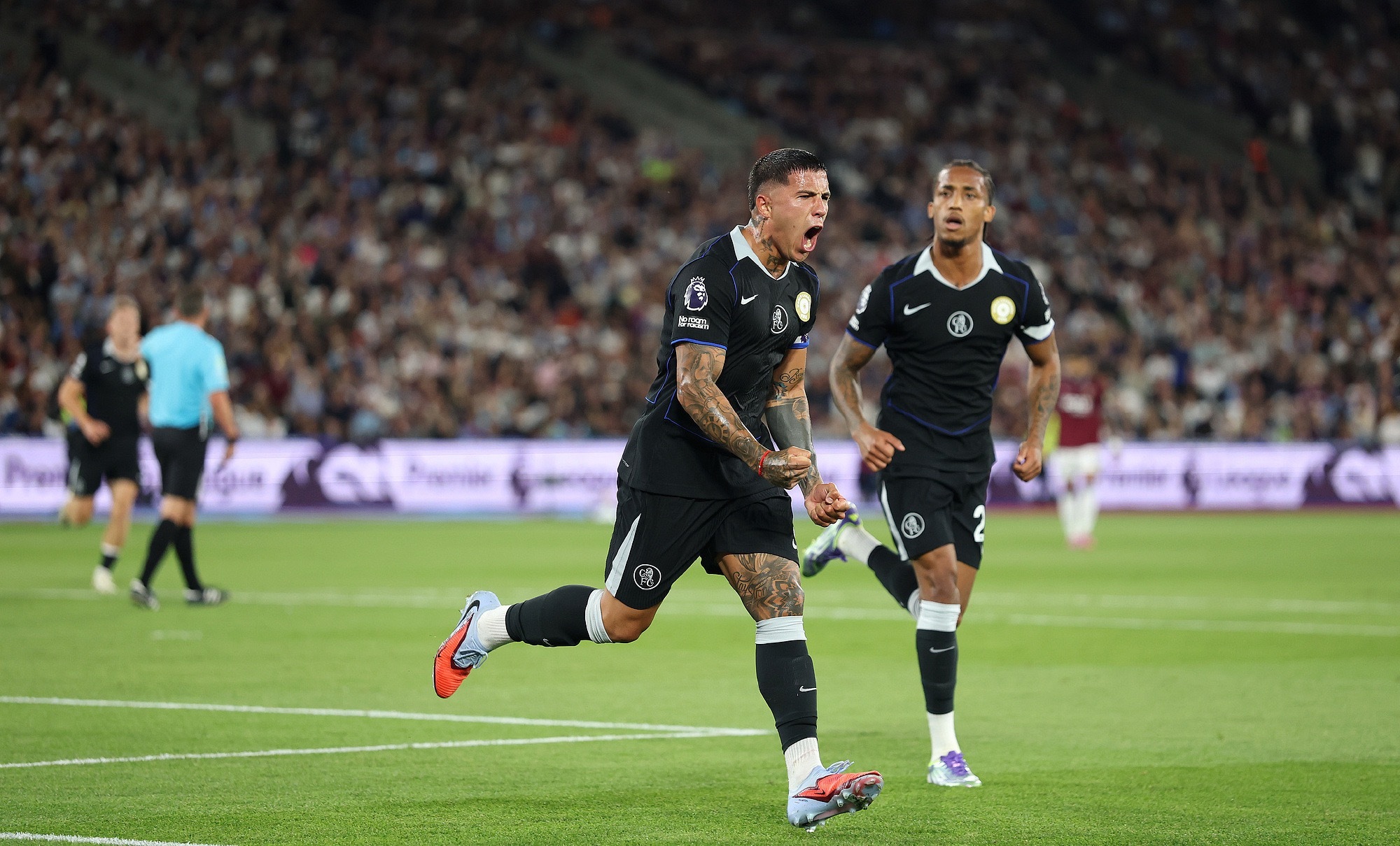 伦敦切尔西队击败劲旅，积分暂居首位(伦敦切尔西队击败劲旅,积分暂居首位的球员)